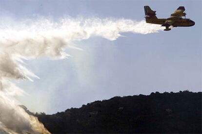 Un hidroavión arrojaba ayer agua sobre el incendio en Llaurí.