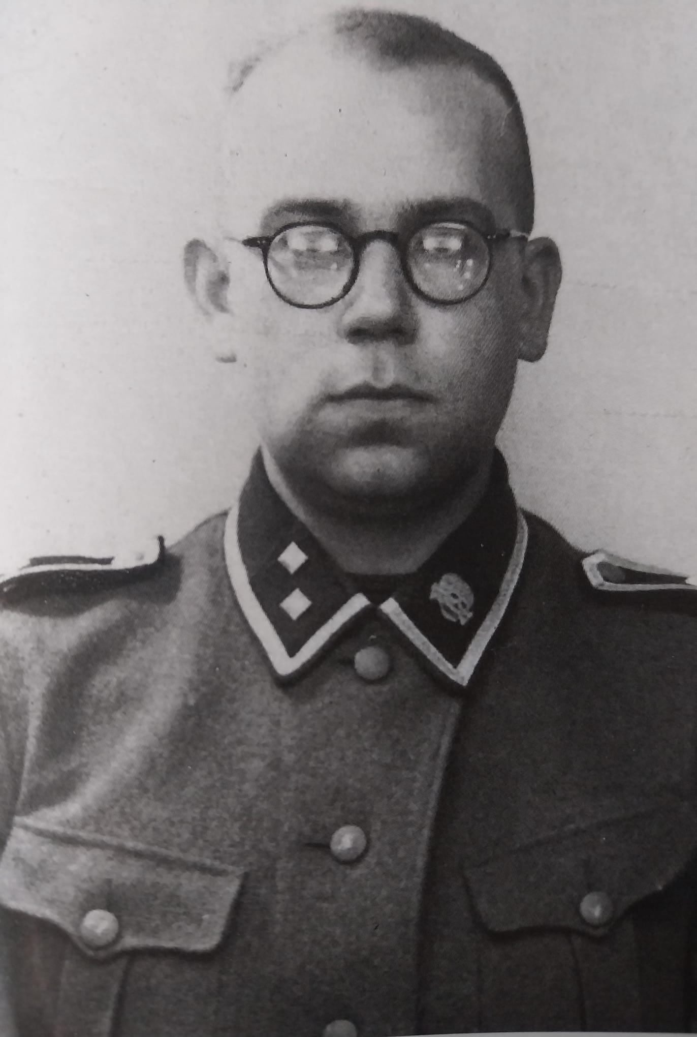 El juez y policía Konrad Morgen, con uniforme de las SS.