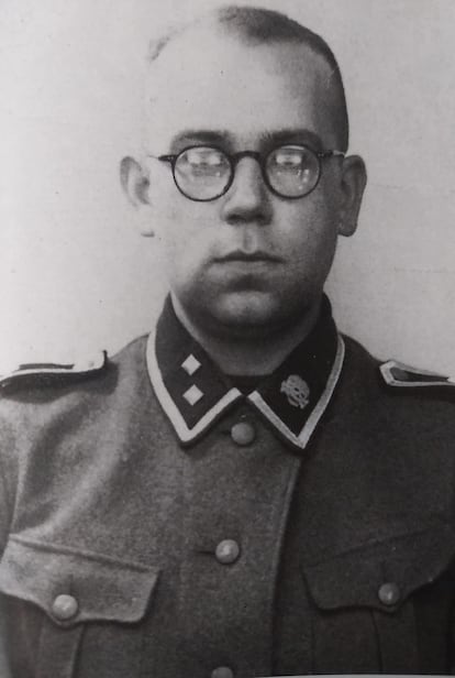 El juez y policía Konrad Morgen, con uniforme de las SS.