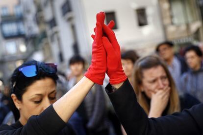 Representantes de las principales instituciones de Navarra y ciudadanos se concentran en silencio en la plaza Consistorial de Pamplona para condenar la muerte de una vecina de la capital, en lo que parece ser un nuevo crimen machista, el 24 de octubre de 2018.