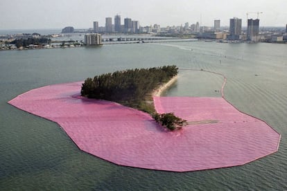 'Surrounded Islands', 1983. El artista necesitó 650.000 metros cuadrados de tela para envolver 11 islotes en Miami (Florida).