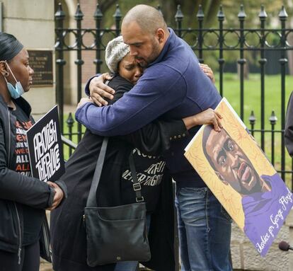 Del Shea Perry, madre de Hardel Sherrell, que murió en una cárcel de Minnesota, abraza a Johnathon McClellan, durante una concentración frente a la residencia del gobernador de Minnesota (Estados Unidos), en el segundo aniversario del asesinato de George Floyd a manos de un agente de policía. Este aniversario coincide con la conmoción que se vive en el país después del tiroteo masivo en la escuela primaria Robb en Uvalde (Texas), donde al menos 19 niños y dos adultos murieron el pasado martes, en un tiroteo. El autor de la matanza, de 18 años, fue abatido por los agentes que acudieron al lugar.