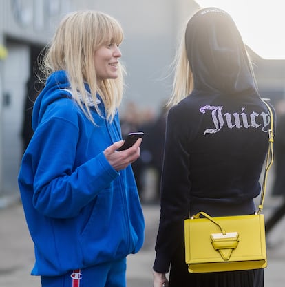 JUICY COUTURE. El regreso de los chándales de terciopelo de Juicy se lleva fraguando varios años, desde que en 2017 Demna Gvasalia los utilizara como señuelo irónico en su colección para Vetements. La firma se ha ganado un puesto entre las favoritas de los Z y desde 2013 forma parte del portfolio de Authentic Brands, grupo dueño también de Forever 21, Brooks Brothers o Nine West (otra que triunfaba en los años que nos acupan).