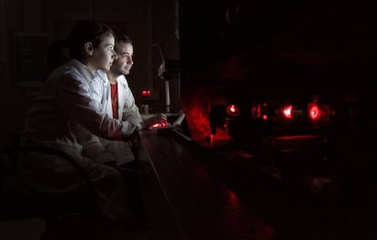 Investigadores del CSIC, en un laboratorio del Instituto de la Estructura de la Materia. 