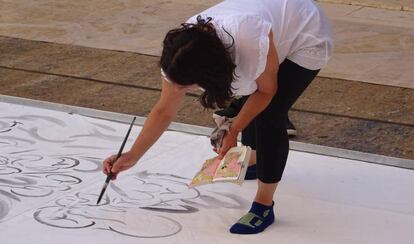 La artista Melissa Marks, dibujando en el castillo de V&eacute;lez Blanco (Almer&iacute;a).