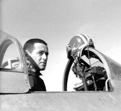 James Salter, durante su &eacute;poca de piloto militar.