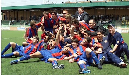 El equipo cadete del Barcelona ganador de la Copa de Cataluña 2003. En priner término, Messi y tras él, Cesc Fábregas.