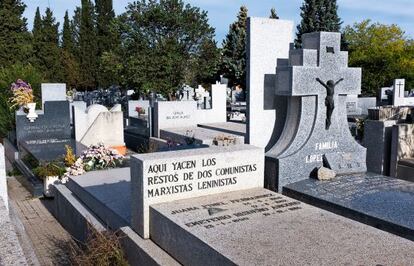 Nicho de dos comunistas junto a un mausoleo familiar, en el Cementerio de la Almudena (Madrid).