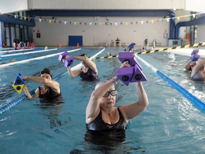 El grupo de personas mayores del Polideportivo La Mina (Carabanchel) practican aquagym