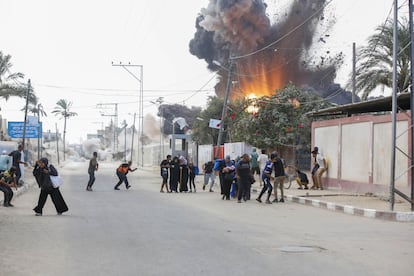 Ciudadanos palestinos corren a refugiarse del bombardeo lanzado por Israel en Deir al Balah, en Gaza este jueves. 