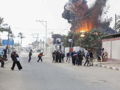 Ciudadanos palestinos corren a refugiarse del bombardeo lanzado por Israel en Deir al Balah, en Gaza este jueves.