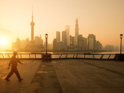 &#039;Skyline&#039; de Pudong, el distrito financiero y hotelero de Shangh&aacute;i, desde el paseo del Bund. 