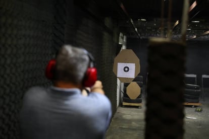 Homem atira em clube de tiros no Rio de Janeiro.