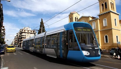 Un tranvía circulando por Atenas. 