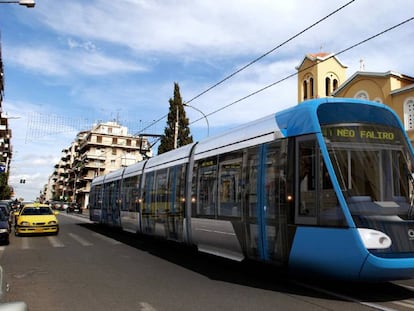 Un tranvía circulando por Atenas. 
