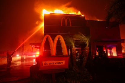 Se espera que los vientos continen en las prximas horas, lo que podra agravar la situacin y dificultar el control de los incendios.