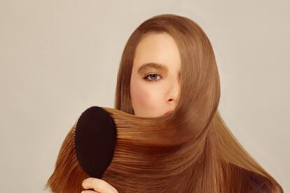 El secreto para un pelo brillante es tan simple como un cepillado adecuado.