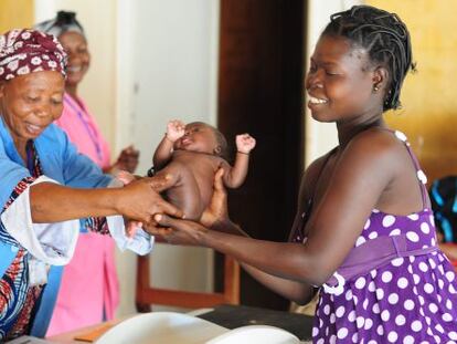 La matrona Lucienne Yaudogne realiza un examen posnatal a un bebé en la sala de maternidad del centro de salud de MSF en Boguila.