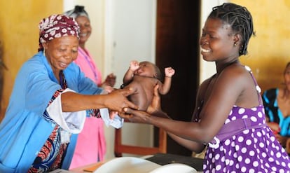 La matrona Lucienne Yaudogne realiza un examen posnatal a un bebé en la sala de maternidad del centro de salud de MSF en Boguila.