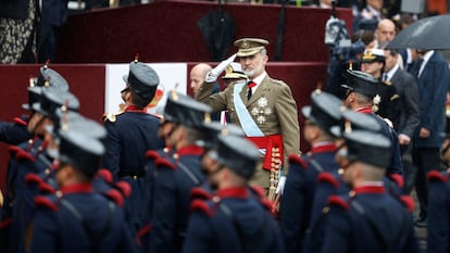 El rey Felipe VI pasa revista al Batallón de Honores mientras preside este sábado el tradicional desfile del Día de la Fiesta Nacional por el paseo del Prado de Madrid.