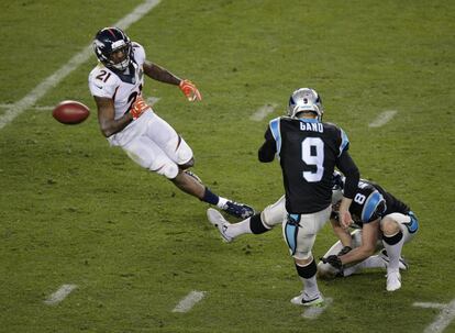 Graham Gano de los Panthers de Carolina falla un gol de campo durante la segunda mitad del Super Bowl 50.