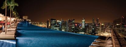 El emblemático hotel de lujo Marina Bay Sands (Singapur) se eleva sobre la bahía y cuenta con piscina de borde infinito en la azotea.
