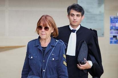 Gisèle Pélicot, con su abogado, este lunes en el tribunal en Aviñón (Francia).