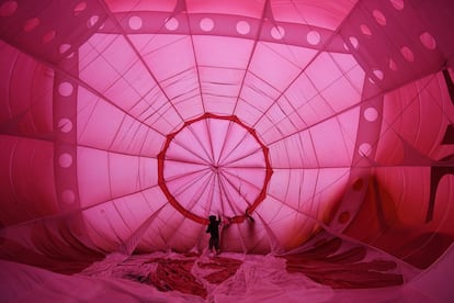 Una persona prepara un globo aeroestático durante el segundo día del Festival Internacional del Globo de Bristol (Inglaterra). 