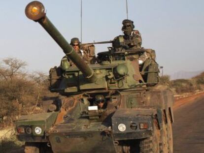 Soldados franceses conducen este martes un tanque en Hombori, Mal&iacute;. 