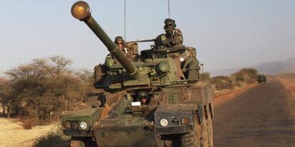 Soldados franceses conducen este martes un tanque en Hombori, Mal&iacute;. 