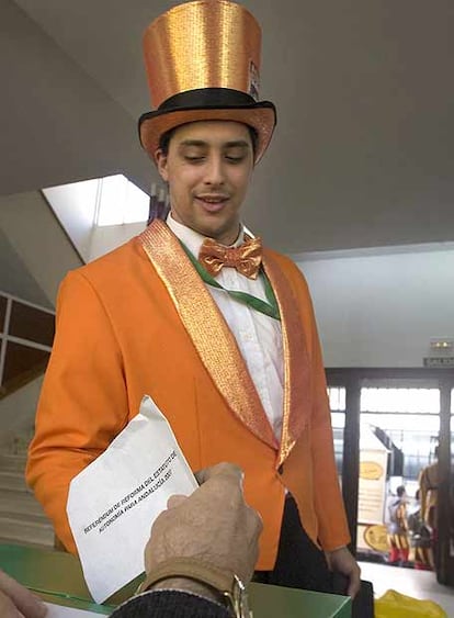 En Cádiz, algunos votantes acudían disfrazados a votar. La ciudad celebra estos días sus populares carnavales.