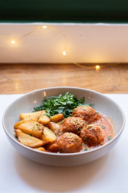 Las albóndigas de 'tempeh' y salsa de tomate con sofrito, de inspiración familiar.