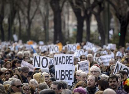 Hombres y mujeres han compartido protagonismo en la manifestación, donde uno de los carteles que más se ha visto llevaba simplemente la palabra 'no'