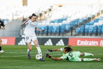 Caroline Weir trata de regatear a Canales, la portera del Valencia, el pasado viernes en el Alfredo di Stéfano.