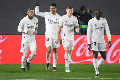 Casemiro celebra su gol ante el Granada junto con Ramos, Kroos y Mendy.