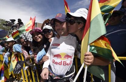 Sebastien Loeb recibe el cariño de los aficionados en Uyuni.