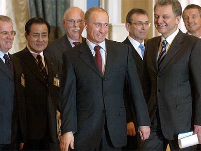 El presidente de Rusia, Vladímir Putin, en el centro, junto a varios de los asistentes a la reunión del G-8.