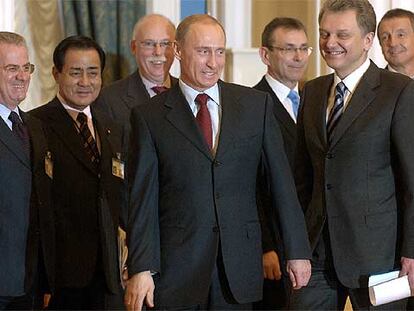 El presidente de Rusia, Vladímir Putin, en el centro, junto a varios de los asistentes a la reunión del G-8.