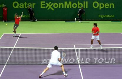 Rafael Nadal y Marc Lopez, durante el partido ante Pere Riba y David Marrero.