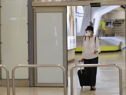 Una pasajera procedente de Londres llega al Aeropuerto Madrid-Barajas Adolfo Suárez, donde se han establecido medidas de prevención ante el Covid-19.