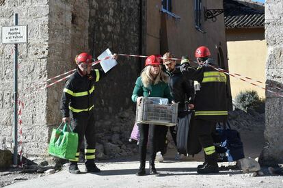 Bomberos ayudan a residentes de la ciudad italiana de Norcia a recoger su enseres, el 31 de octubre.