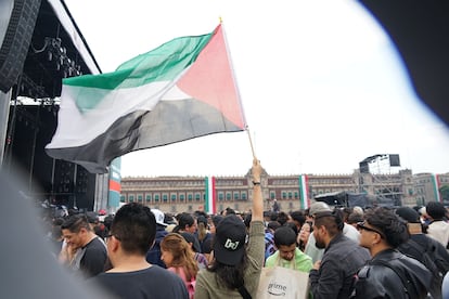 Asistente con una bandera palestina.
