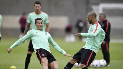 Cristiano y Quaresma en un entrenamiento con Portugal.