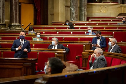 El 'president' en funciones, Pere Aragonès, y varios diputados, en la última sesión de control al Govern en el Parlament.