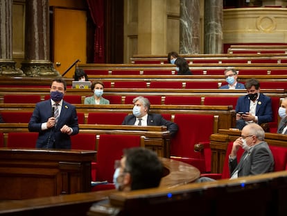 El 'president' en funciones, Pere Aragonès, y varios diputados, en la última sesión de control al Govern en el Parlament.