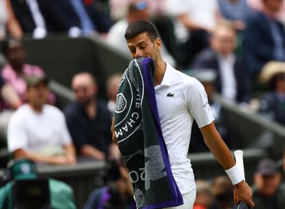 Djokovic se limpia el sudor con una toalla, este domingo durante al final de Wimbledon. 