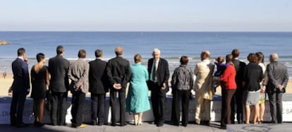Pasqual Maragall (en el centro), junto a su familia y el equipo del documental sobre su vida, frente a la playa de Zurriola en San Sebastián.