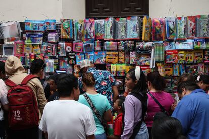 Personas compran útiles escolares en el Centro Histórico de la Ciudad de México, el 15 agosto del 2023.
