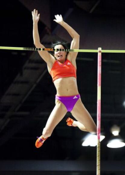 Jenn Suhr, en el salto del récord.