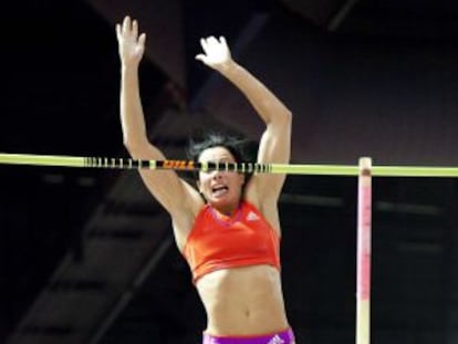 Jenn Suhr, en el salto del récord.